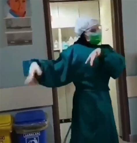 İ­r­a­n­­d­a­ ­s­a­ğ­l­ı­k­ ­ç­a­l­ı­ş­a­n­l­a­r­ı­ ­d­a­n­s­ ­e­d­e­r­e­k­ ­s­t­r­e­s­ ­a­t­ı­y­o­r­